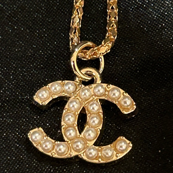 Chanel Gold Pearl Pendant Necklace - Picture 1 of 2